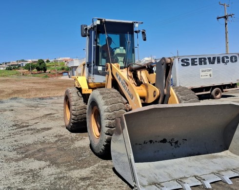 PÁ CARREGADEIRA NEW HOLLAND W130B