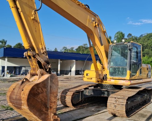 ESCAVADEIRA KOMATSU PC200LC ANO 2010