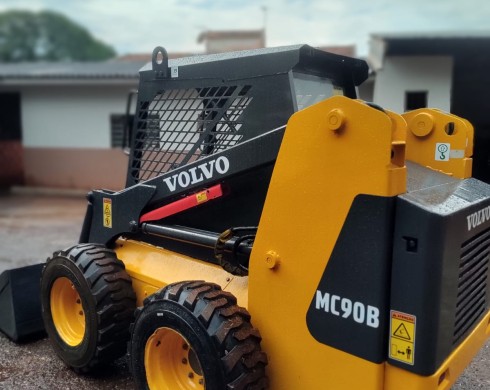 MINICARREGADEIRA VOLVO MC90B ANO 2008